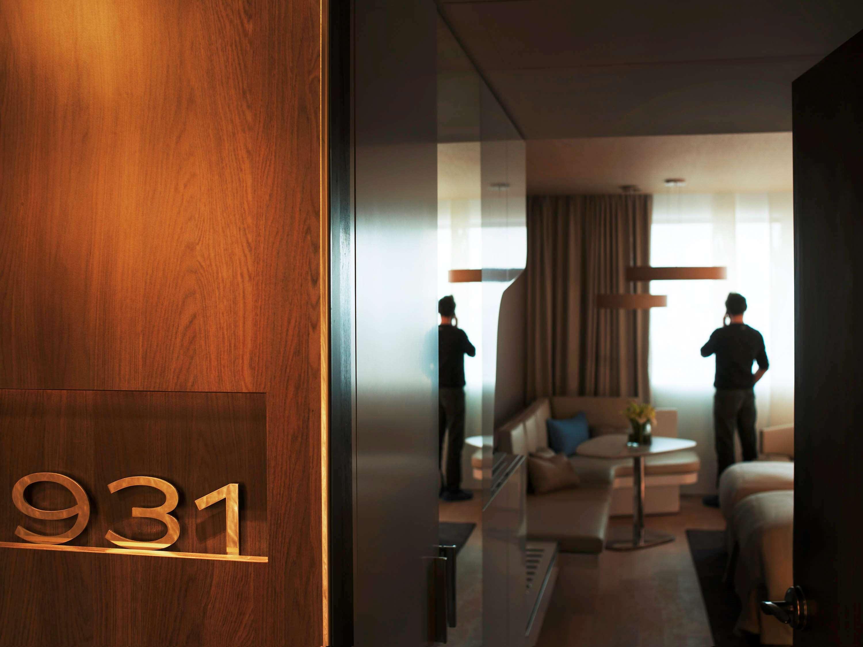 Pullman Brussels Centre Midi Hotel Exterior photo
